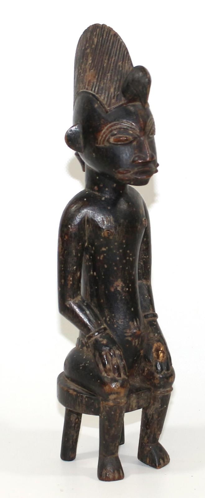 Punu Gabun Ahnenfigur 坐在地上的男性祖先形象，带着有褶皱的头饰。伤痕累累的刺青。详细雕刻的脸。古老光亮的铜锈。右手稍有损坏。29.5厘米。&hellip;