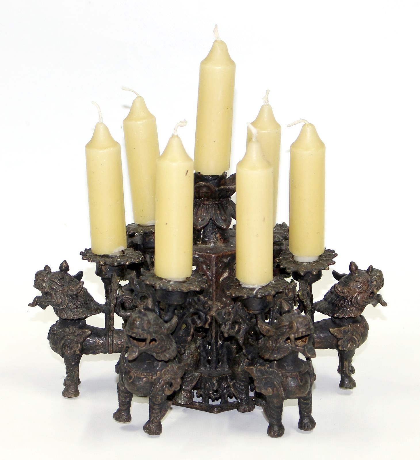 Kerzenleuchterset. 7-teiliges Set aus einem Hauptleuchter und 6 Phantasiefiguren&hellip;