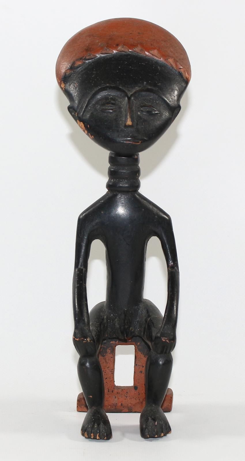 Paar Akuaba Puppen Ashanti Ghana. Flat disc head. Sitting male figures. Dark col&hellip;