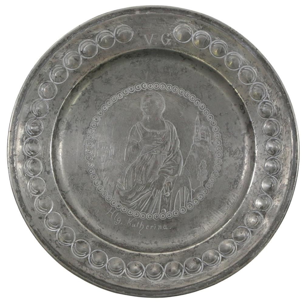 Heilige Katherina Pewter plate with surrounding round bosses. Relief engraved wi&hellip;