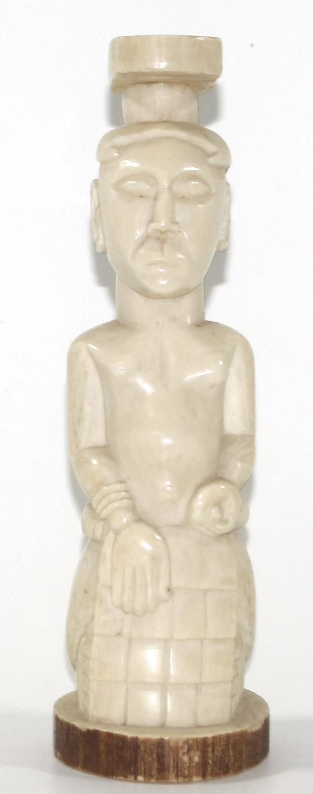 Kuba, Kongo Figure d'ancêtre masculin avec couvre-chef à socle. Couvre-chef avec&hellip;