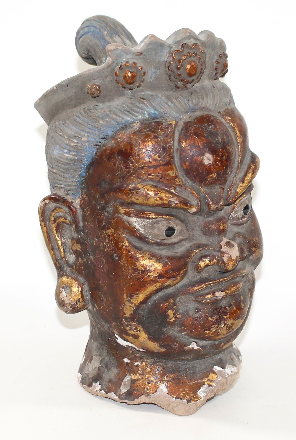 Kopf einer daoistischen 神灵。可能是东亚地区 18/19世纪。 陶器头部有红色镀金的遗迹和彩色的框架。皇冠上有5个爪子和5个花环。额头上&hellip;