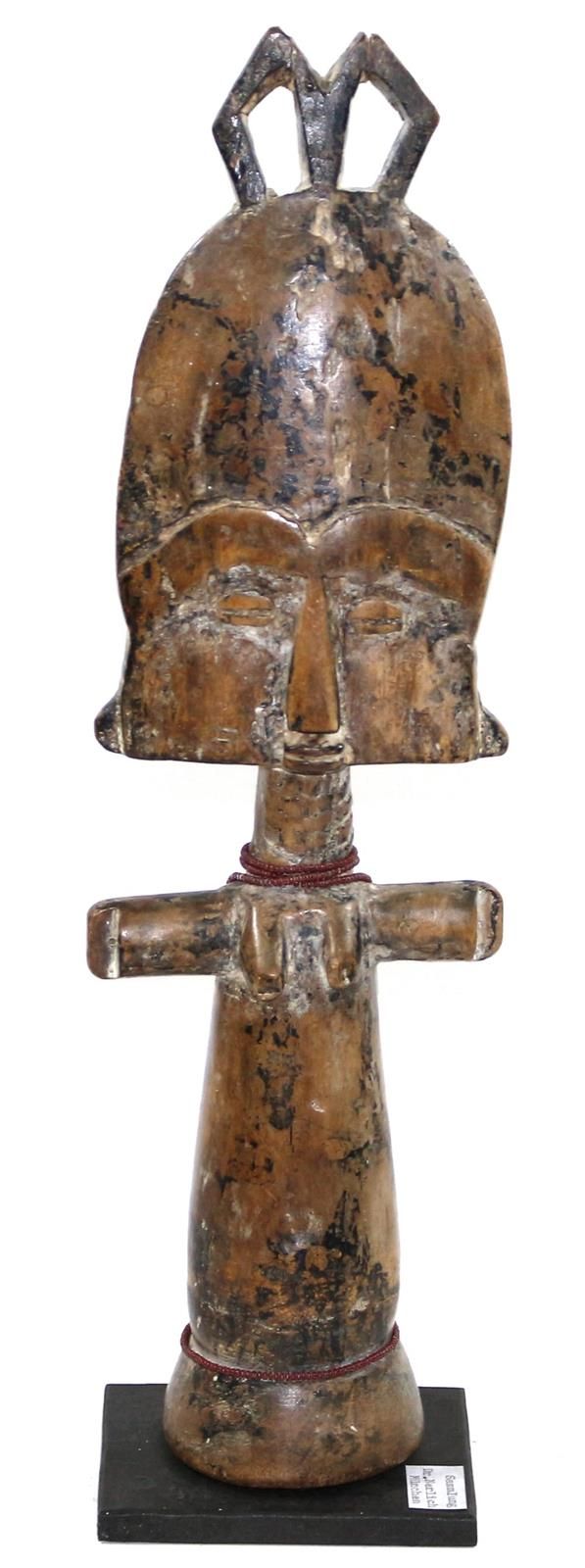 Akuaba Puppe Ashanti 加纳。深色木头，有浅色铜锈。扁平、半椭圆形的圆盘头，有环形冠饰。颈部和底部有珍珠装饰。安装在一个金属板上。侧面有收藏标&hellip;