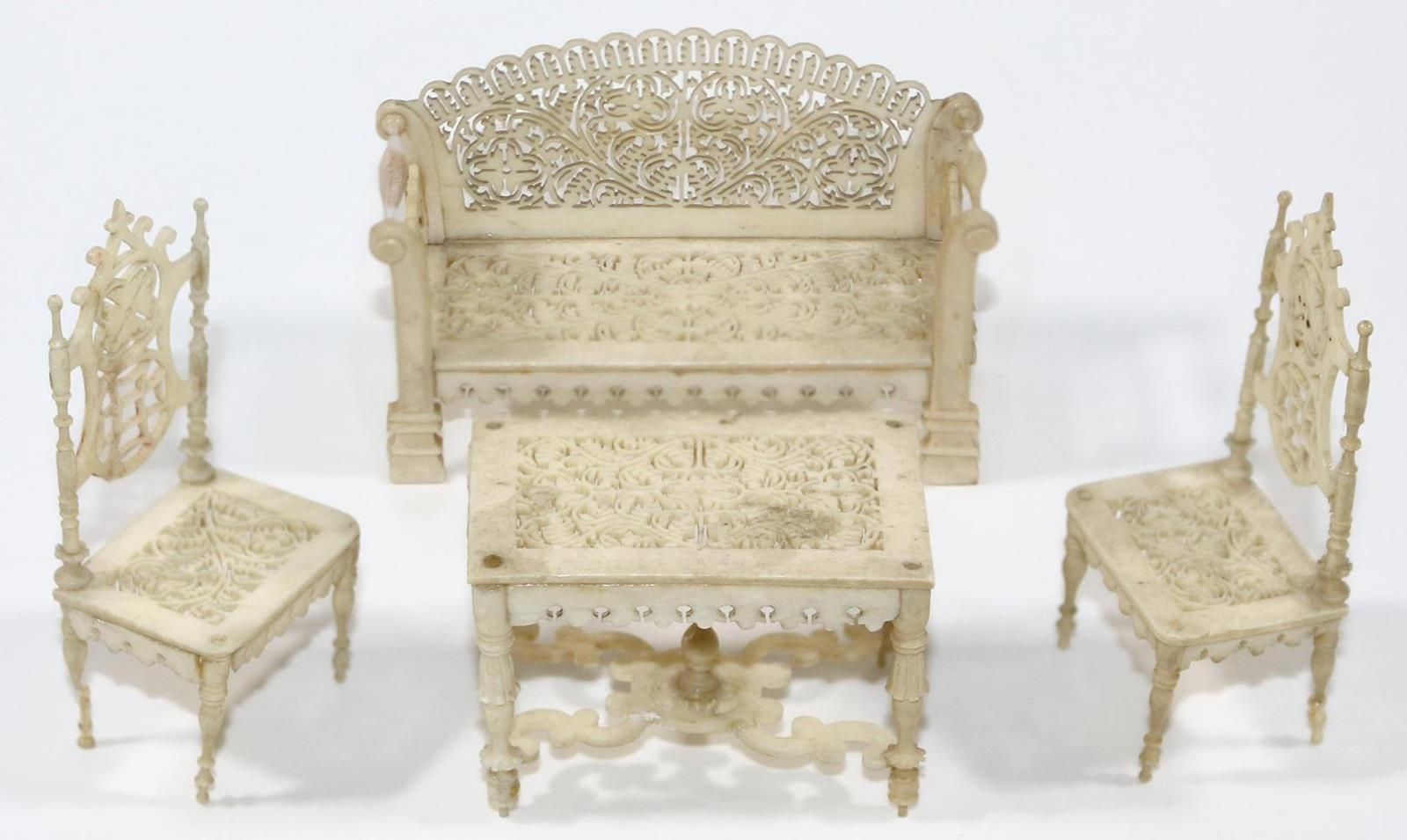 Erbach hochfeine Möbel. 大约19世纪后半叶，桌子、长凳和2把椅子，工艺精湛。座椅和椅背都是丝状锯开的。长椅约4.5 x 3 x 7厘米。&hellip;