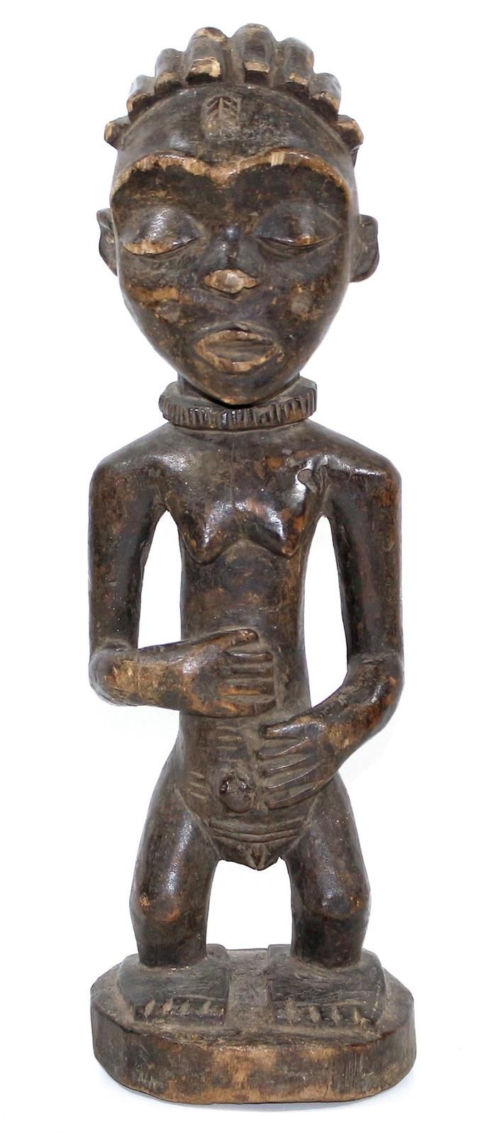 HEMBA LUBA 女性祖先的形象。刚果。抱着肚子的站立女性形象。腹部和前额的颈部瘢痕化。有些老化，高：39厘米。 背面有收藏家的标签。 D