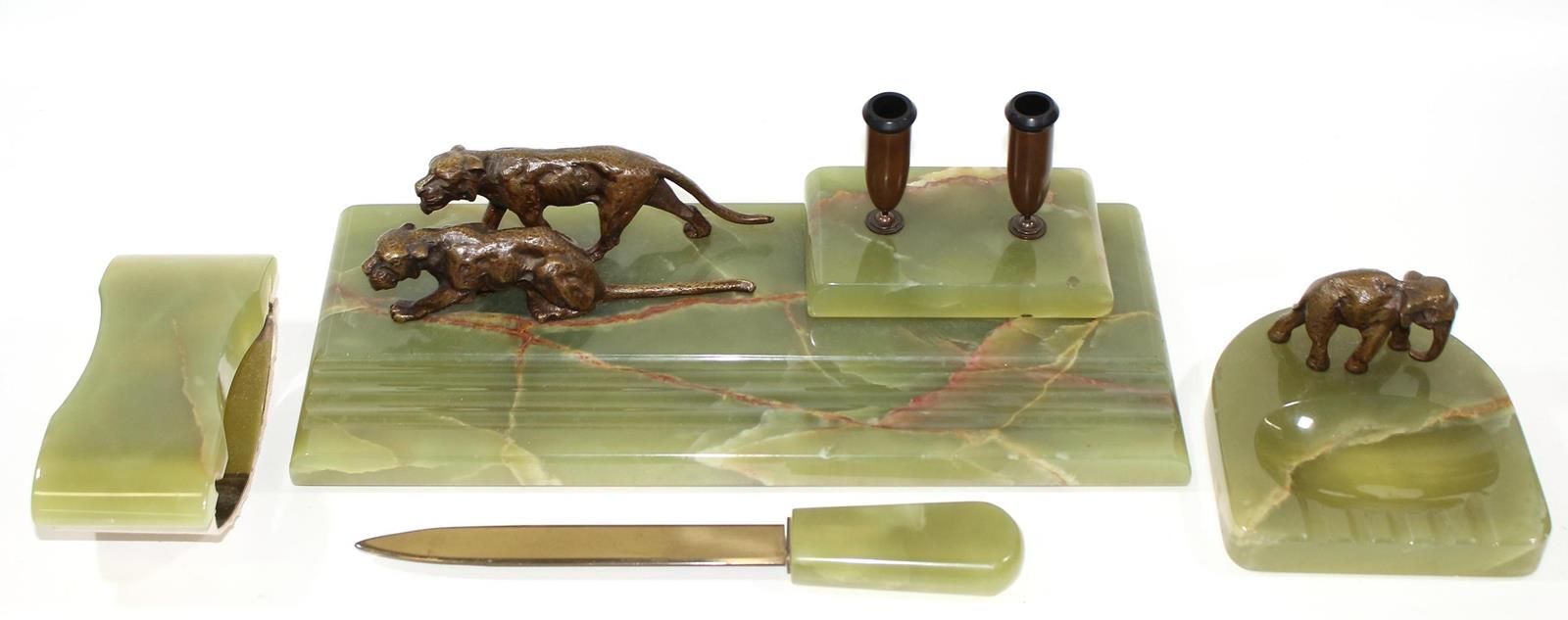 Schreibtischset Bronze 和可能是苔藓玛瑙。5件套的书桌托盘与双笔架。上面有2只匍匐前进的青铜猎物猫。铜质大象烟灰缸（缺少象牙）。开信机和2&hellip;