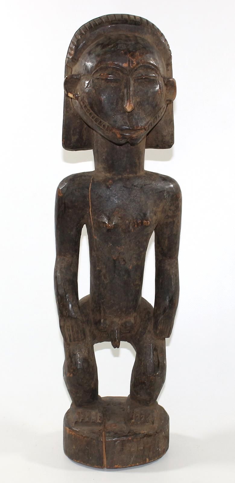 Hemba, D.R. Kongo. 站立的祖先形象，带褶皱的发髻。带有深色铜锈的木材。高：56厘米。年龄裂缝。- 另外：Tsogo祖先图╗加蓬。祖先或祭祀图，&hellip;
