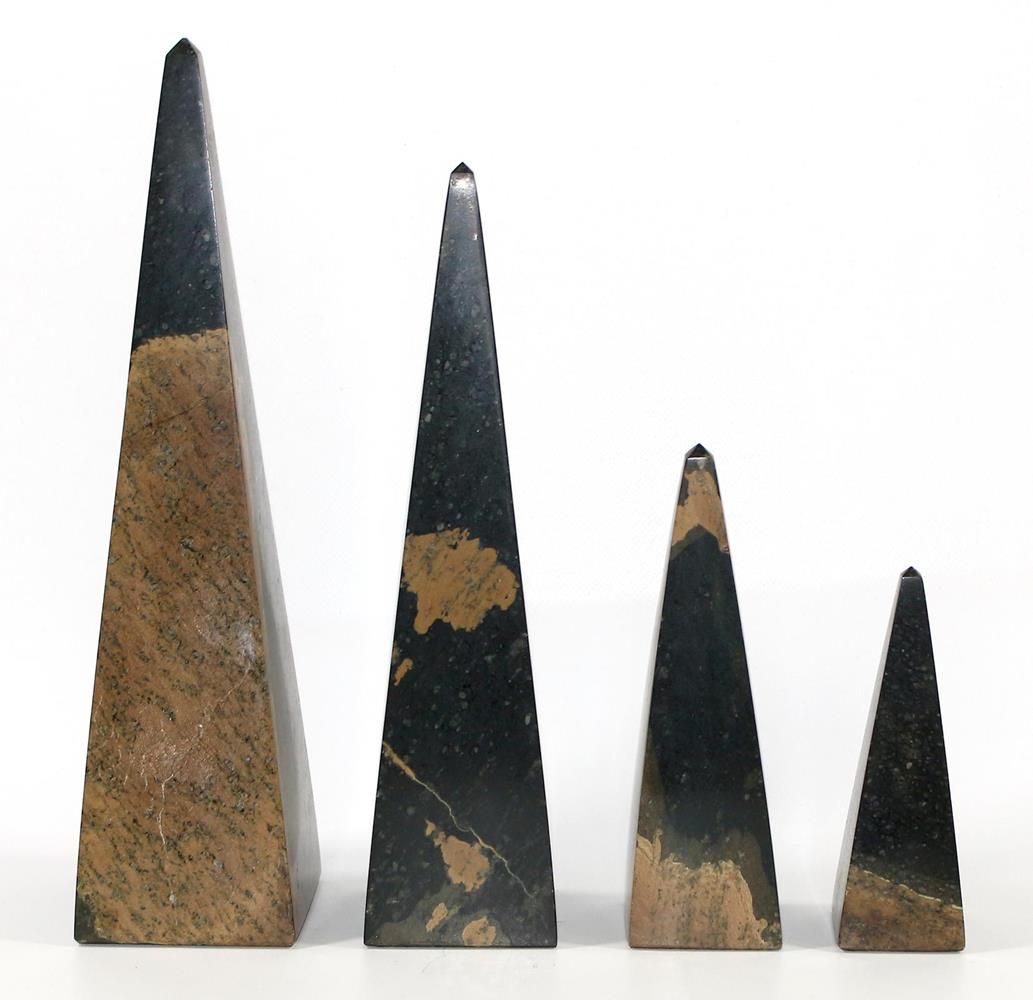 Obelisken. 4 obélisques en marbre foncé veiné de brun. Différentes tailles. Dime&hellip;