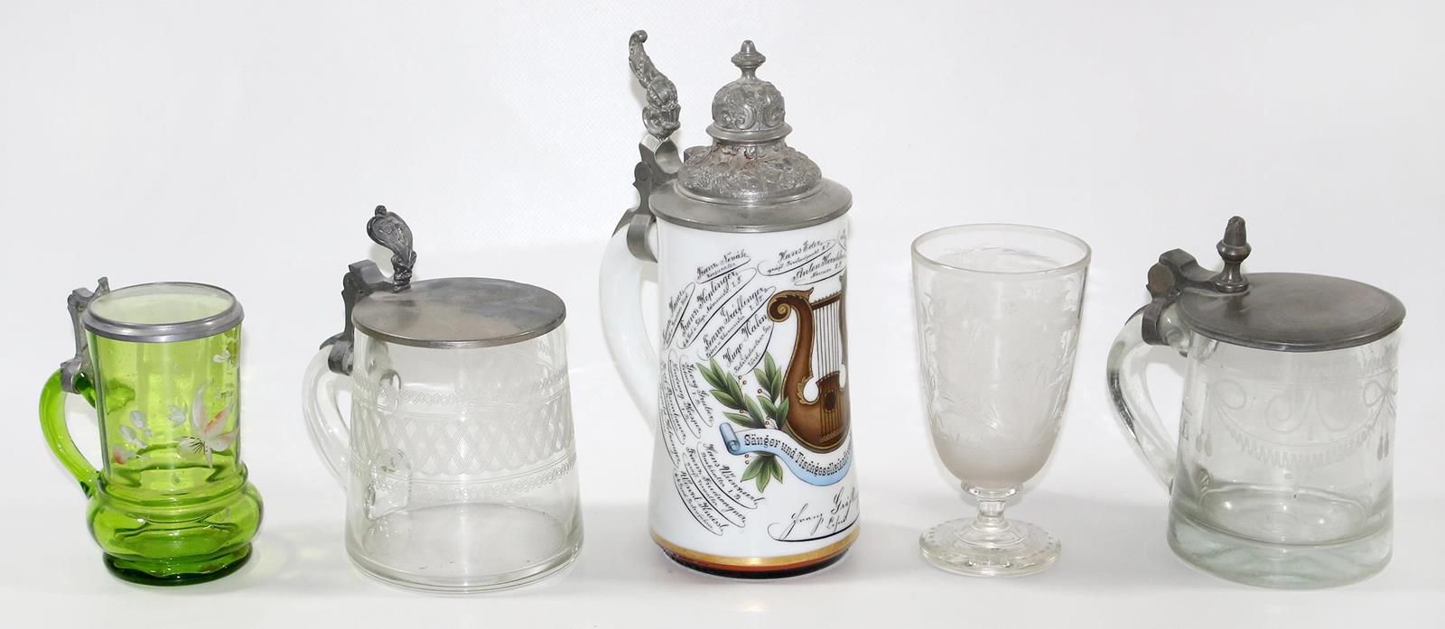 Bierkrüge. Collection of 5 jugs 19th c. & 1 glass. 3 jugs with pewter lid mount &hellip;