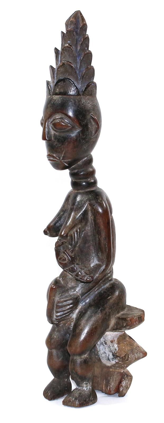 Atie Mutterfigur Atie Elfenbeinküste. Sitzende Mutterfigur mit Schuppenbekrönung&hellip;