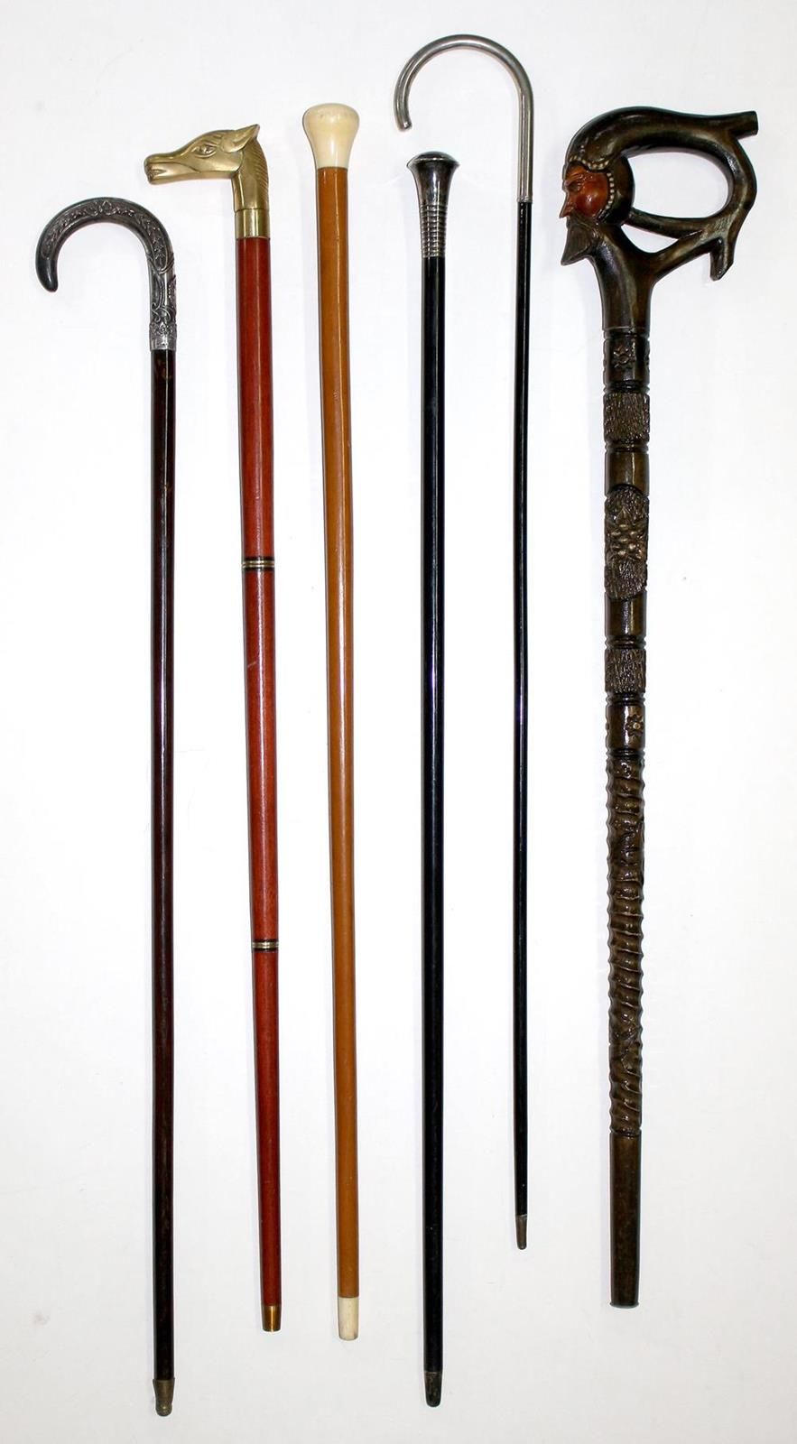 Spazierstöcke. 带象牙银和黄铜手柄的手杖系列。约1890年至1980年。6根手杖，其中2根有银质手柄，奥地利有Dianakopfpunze a.O&hellip;
