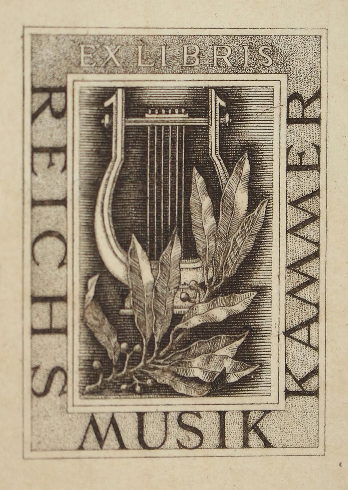 Reichsmusikkammer. 帝国音乐博物馆的书牌（带月桂树枝的琴，设计：保罗-苏斯）。蚀刻画（Mchn. 1939）。5,5 x 4厘米。在装裱和玻璃&hellip;