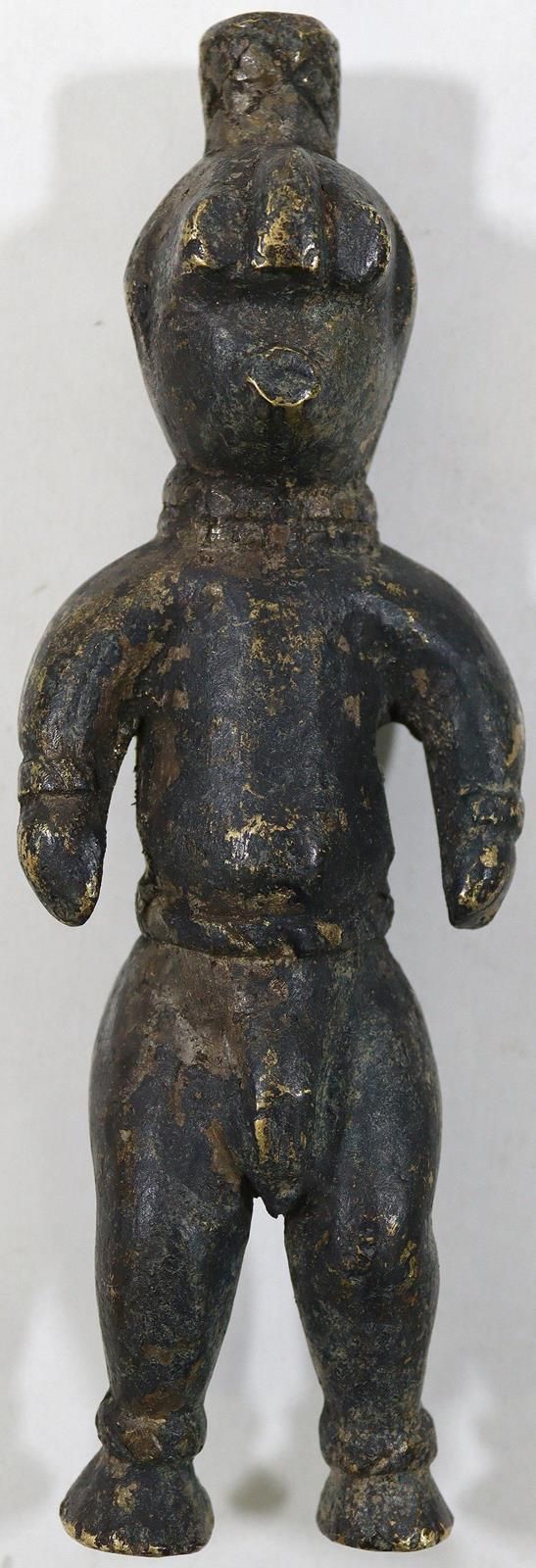 Bronzefigur Elfenbeinküste. 站立的男性形象，头部有纹饰。颈部和腹部的装饰品。高：19.5厘米。 D