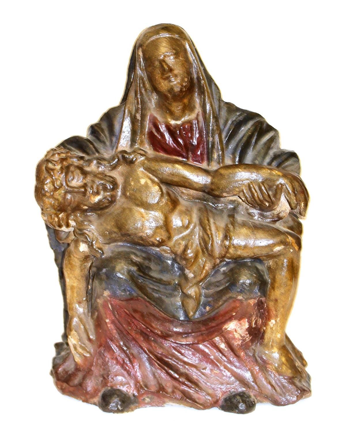 PIETA. 天主之母将耶稣的身体放在她的腿上。可能是18世纪的Pietà的复制品。 多色彩绘石雕，可能是1世纪/20世纪中期的作品。背面没有刻字。- 红色长袍&hellip;
