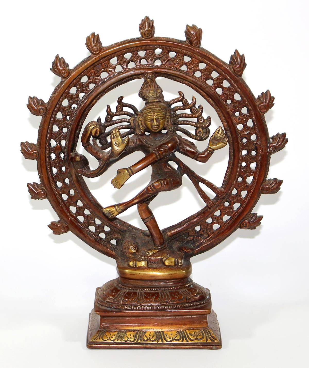 Shiva Nataraja. Bronzefigur der tanzenden Shiva im Feuerkreis. Stehend auf dem D&hellip;