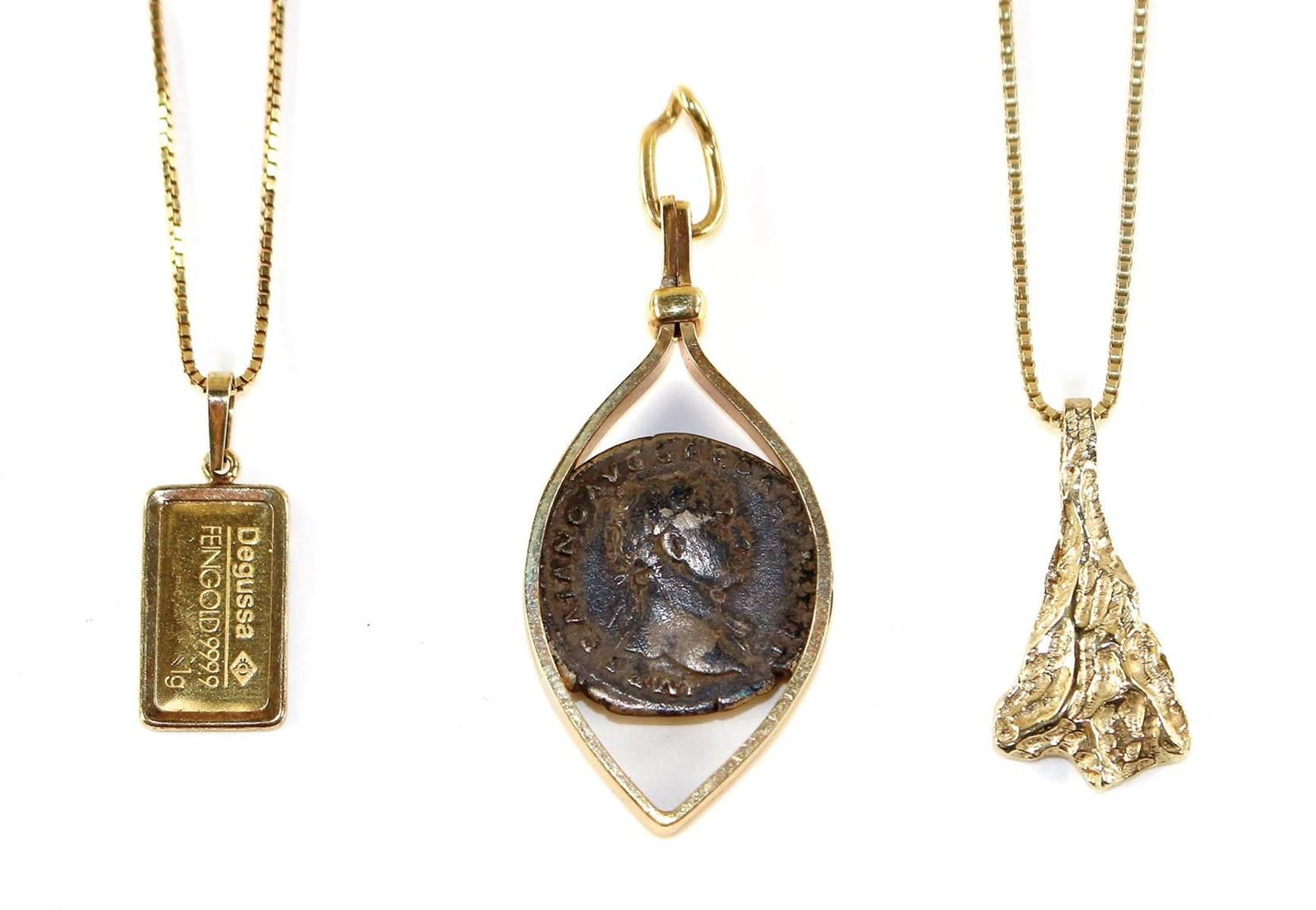 Schmuckkonvolut Gold, Silber u. Costume jewelry. Beautiful lot with gold chains,&hellip;