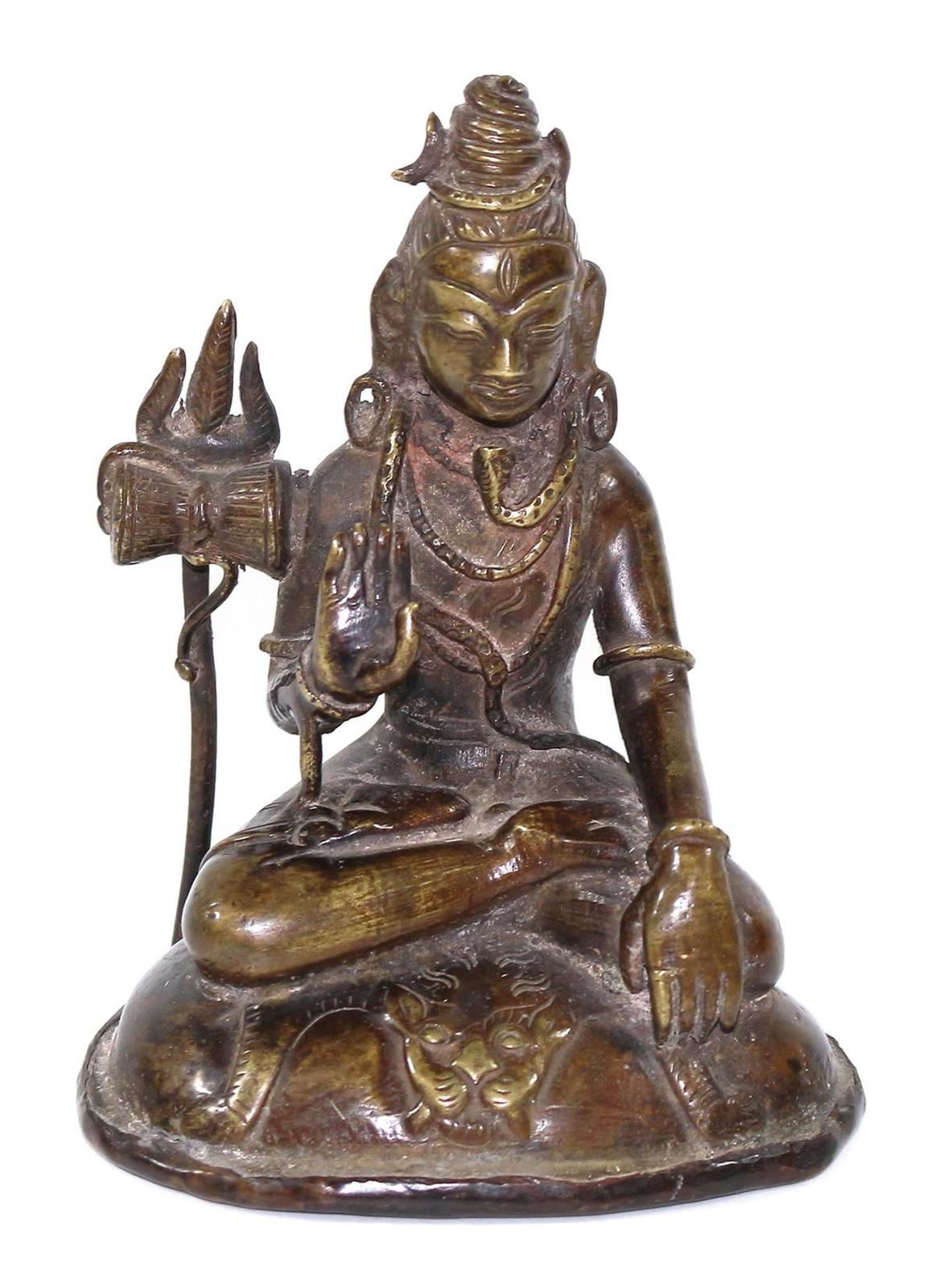 Shiva Nepal 18./19.Jh. Piccolo bronzo, Shiva seduto su base ovale. Su pelle di l&hellip;