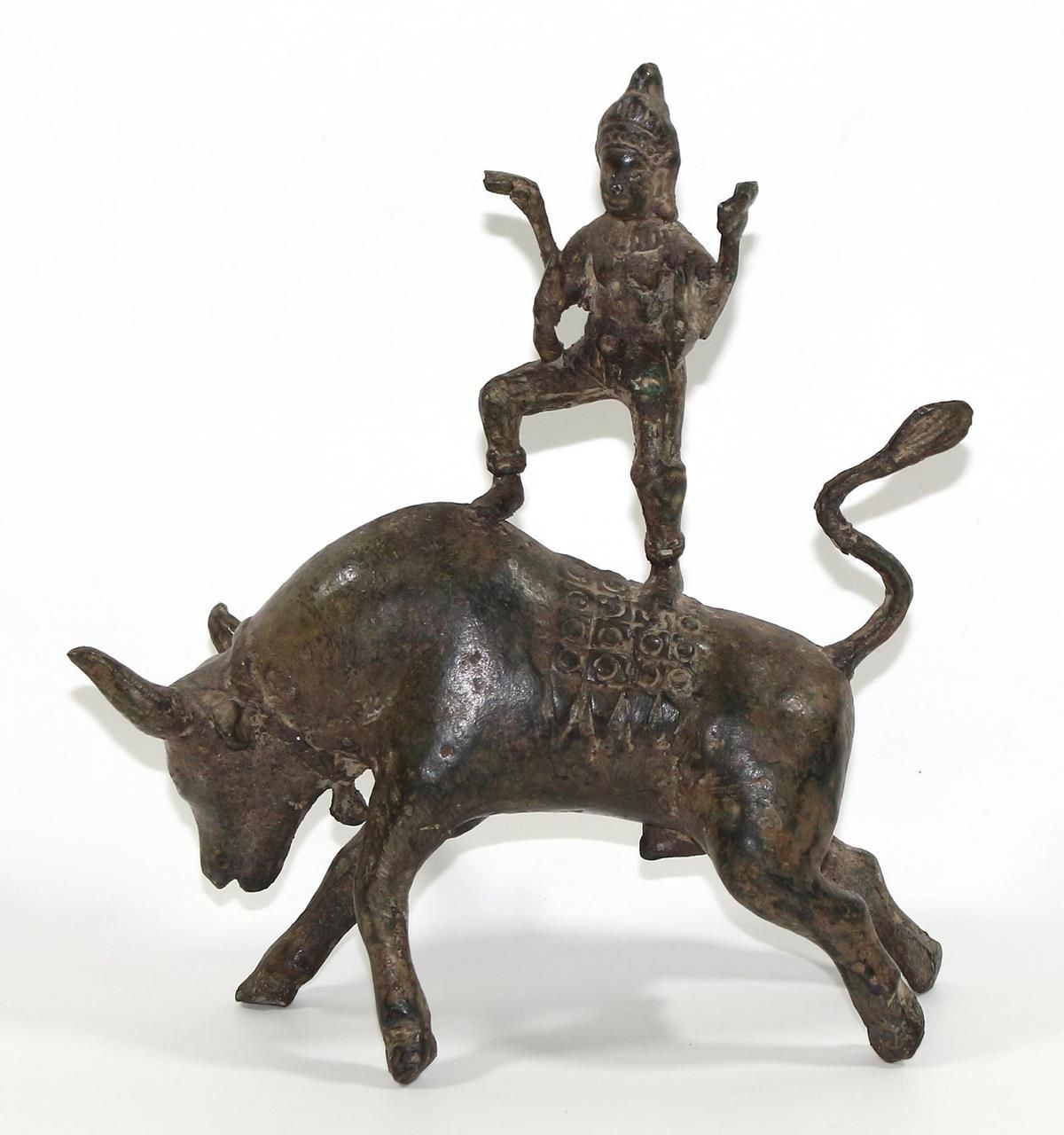 Buddha auf Stier 站着。手持属性的佛陀站在神圣的公牛上。可能是印度的青铜器，19世纪，高：20厘米。 D