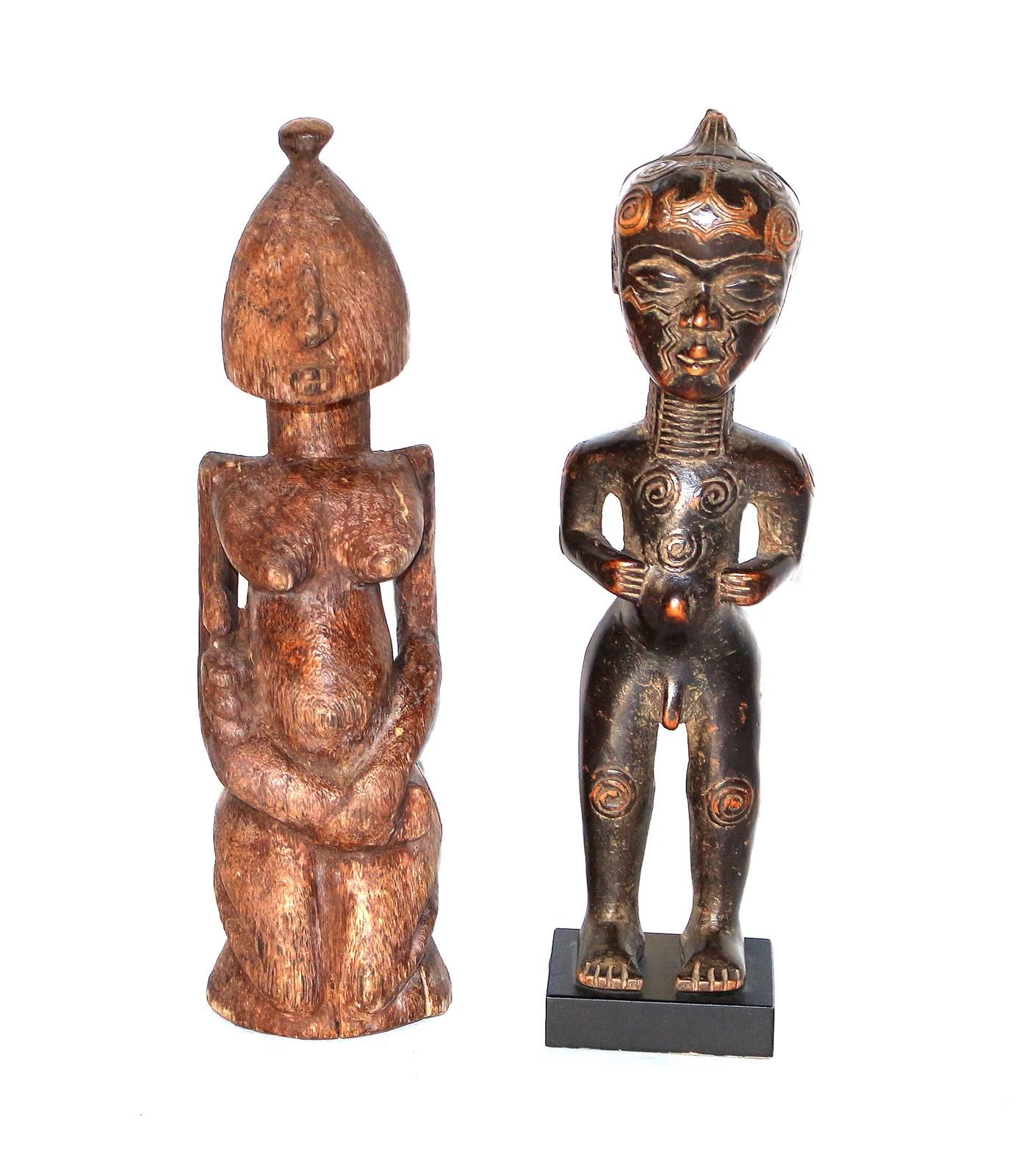 Kongo, Mali. 鲁鲁修的男性站立像。木头上有深色的铜锈，有疤痕。27厘米。底座：1.5 x 5.6 x 6.6厘米。- 多贡人的母亲形象。高：26.5&hellip;