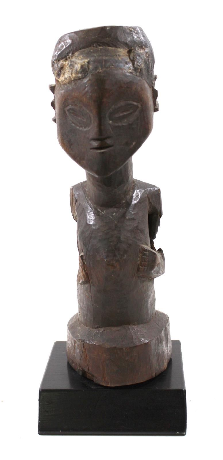 Kusu, Kongo. Figure fétiche en bois. H : 27,5 cm. Monté sur un socle noir. Avec &hellip;
