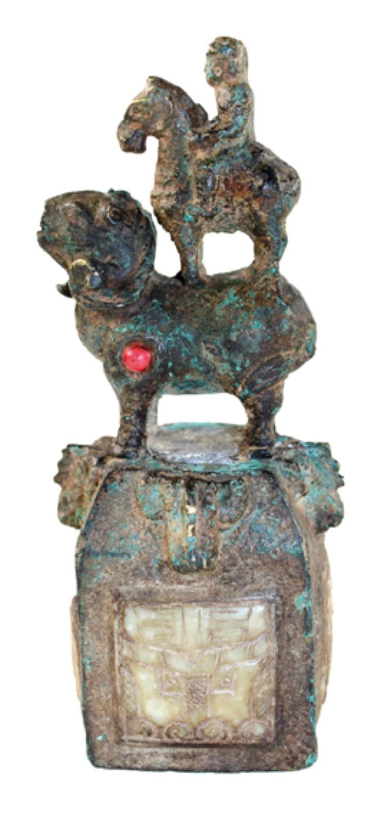 Antikes Petschaft, 中国19世纪，黄铜方体，有4个嵌入的（培根）石板，上面刻有角状动物头。器身顶部呈锥形，有4个铜制公羊头，器身上有一只公羊状&hellip;