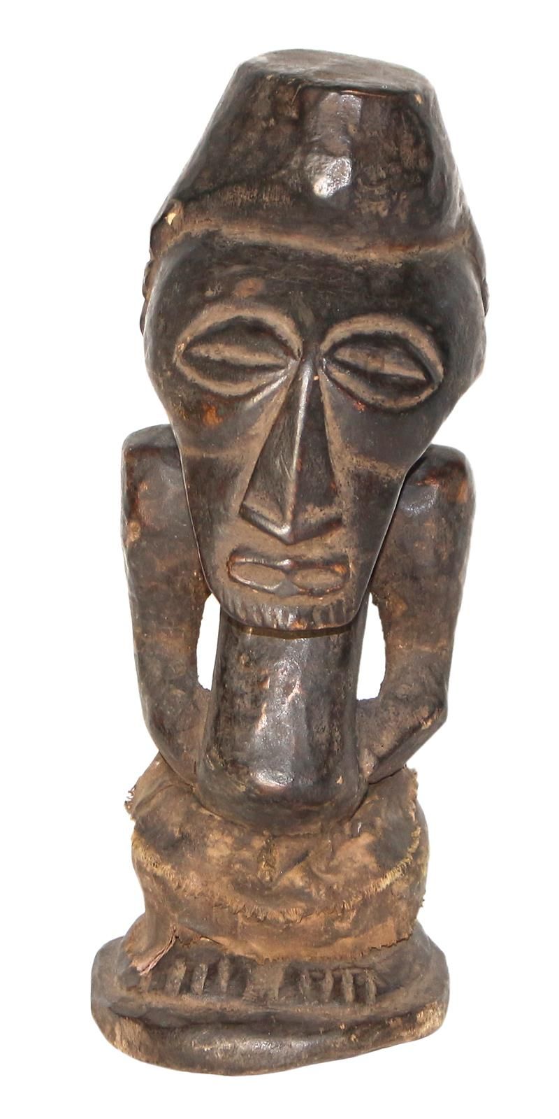 Songye, Kongo. Zauberfigur der Songye mit textilem Schurz. Holz. 28 cm. - Leicht&hellip;