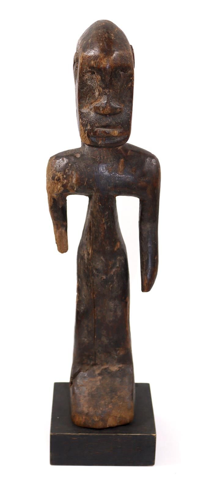 Dogon, Mali. 古老的多贡图。简单、朴素的雕刻。岁月斑驳。裂缝。1个手臂受损。高：36.5厘米。Prov. Etnogr. Gallery Pfade&hellip;
