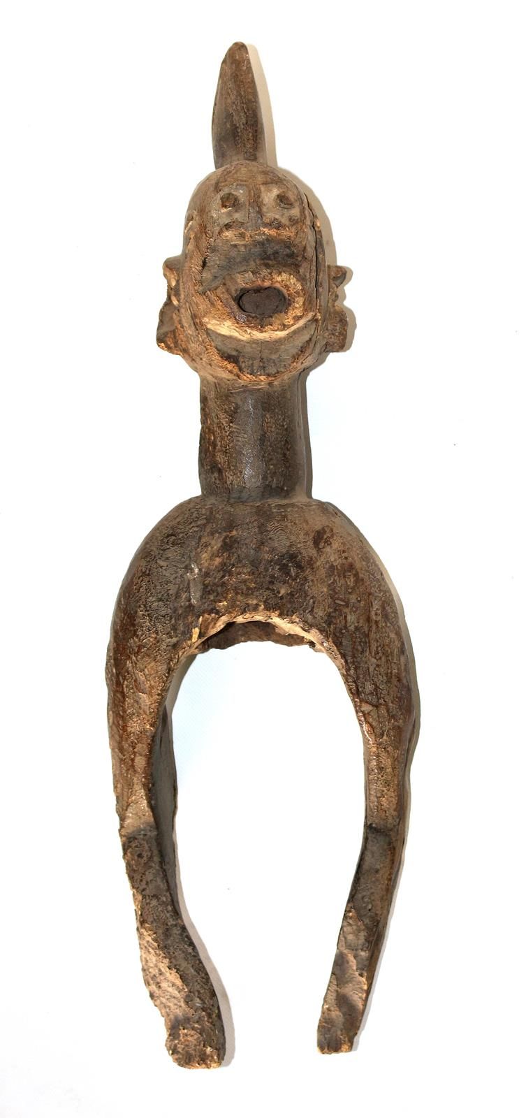 Mumuye Nigeria. Fragmento de una antigua escultura expresiva del Mumuye. Madera.&hellip;