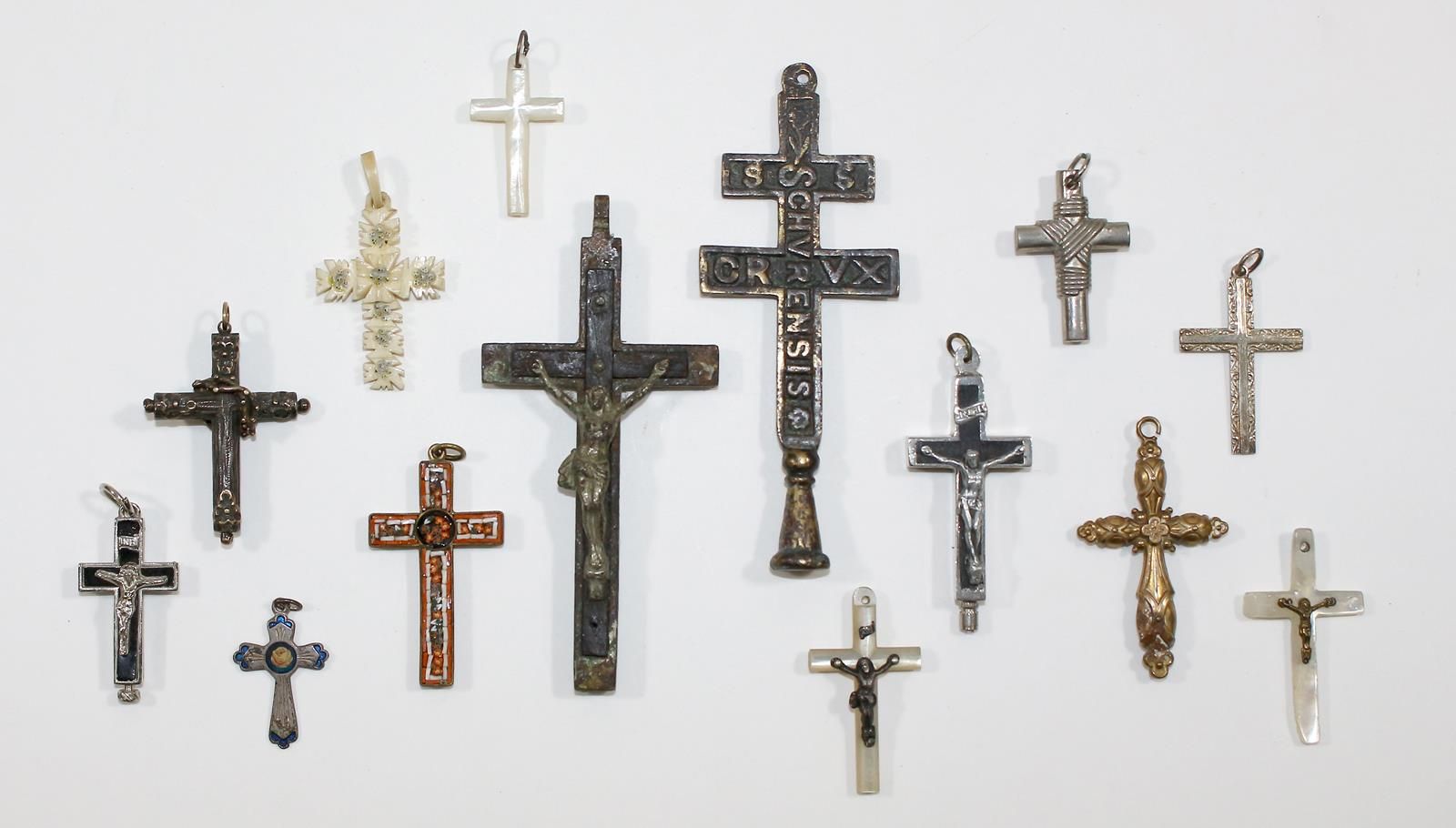 Sammlung Kruzifixe 25 pcs. Collection de croix. Entre autres des croix reliquair&hellip;