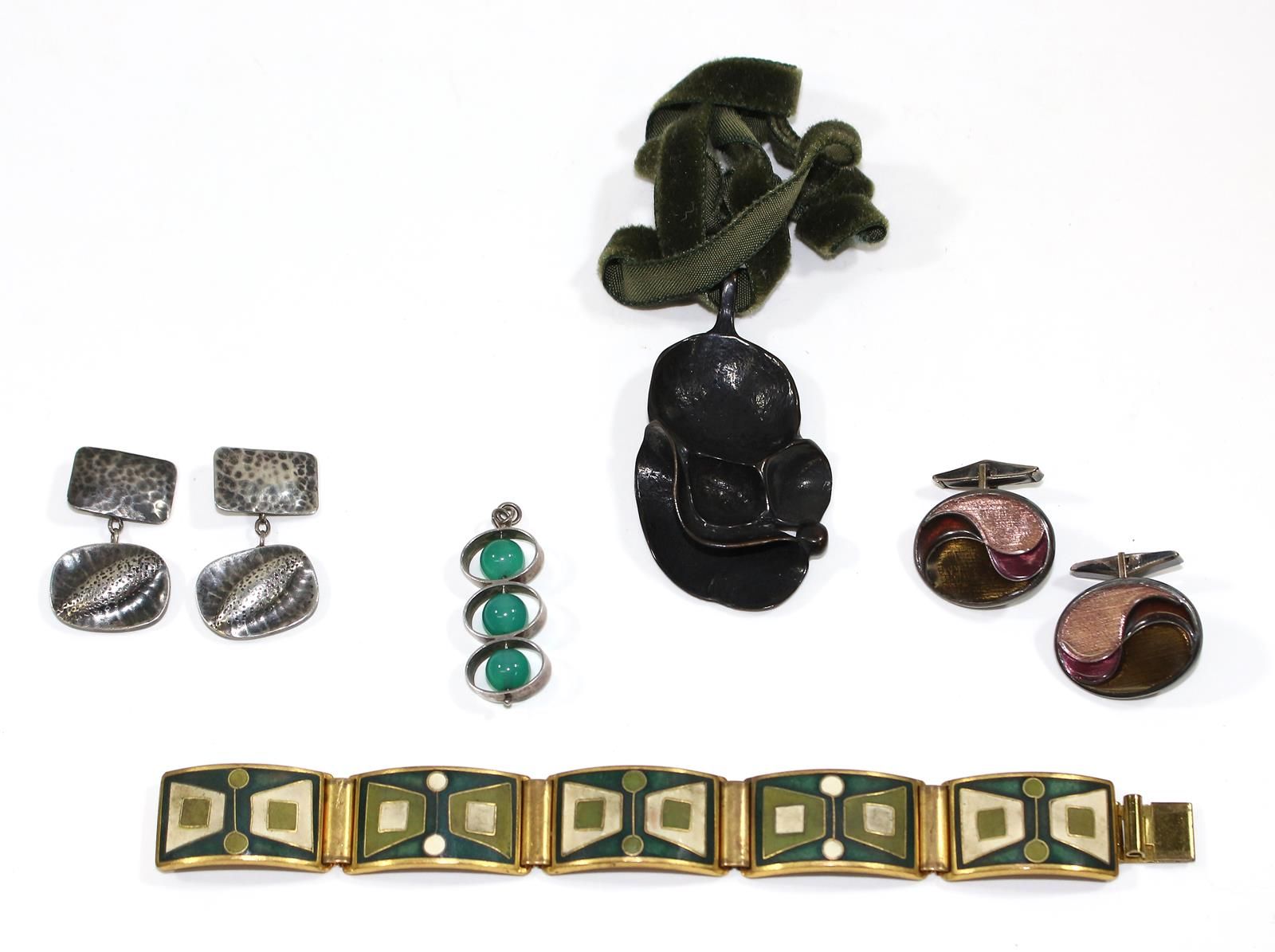 Designschmuck Perli u.A. Enameled jewelry, 2 pairs of cufflinks, sign. Perli u. &hellip;