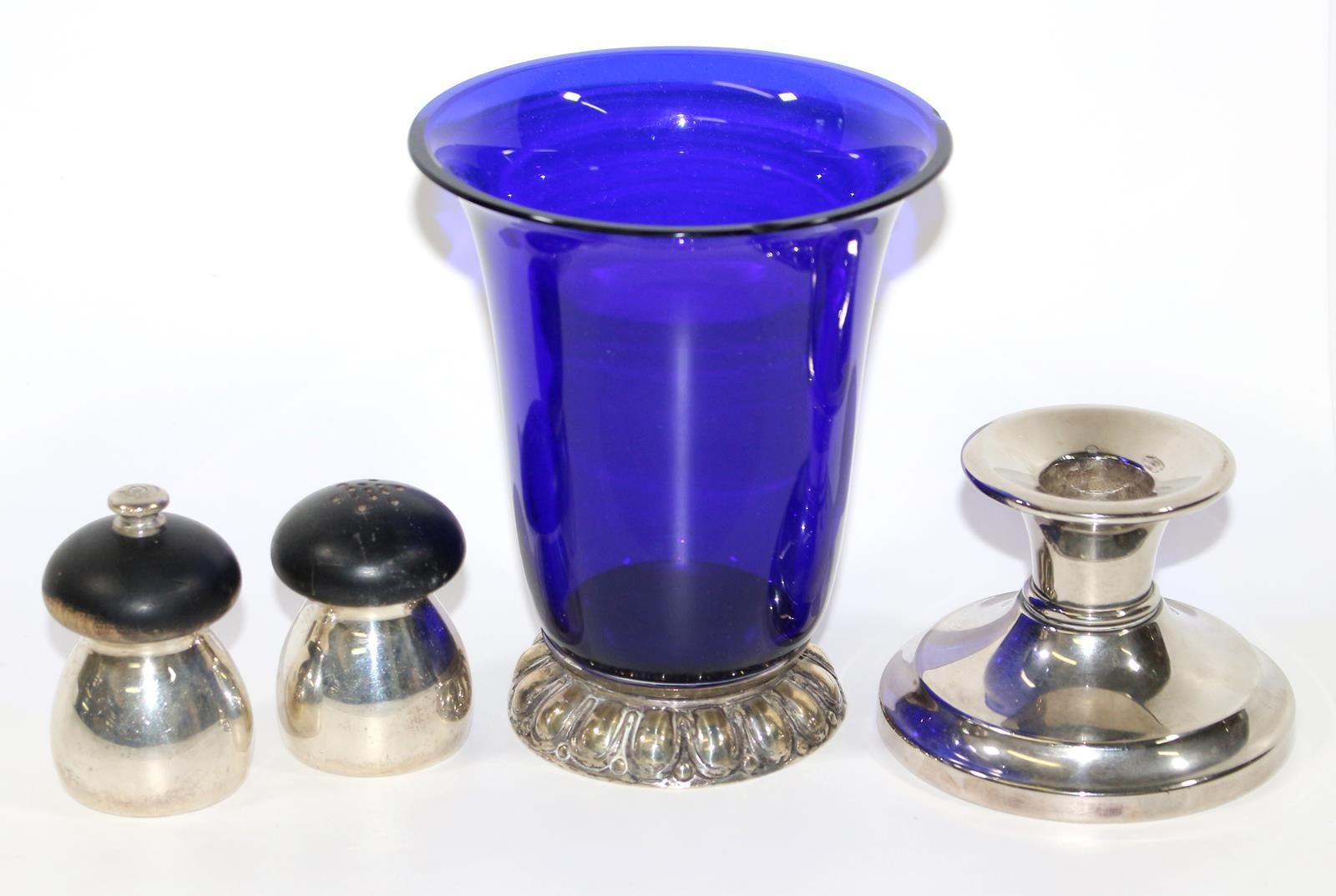 Silber u. Versilbertes. Colección de i.A. Vaso azul cobalto con pie de plata Chr&hellip;