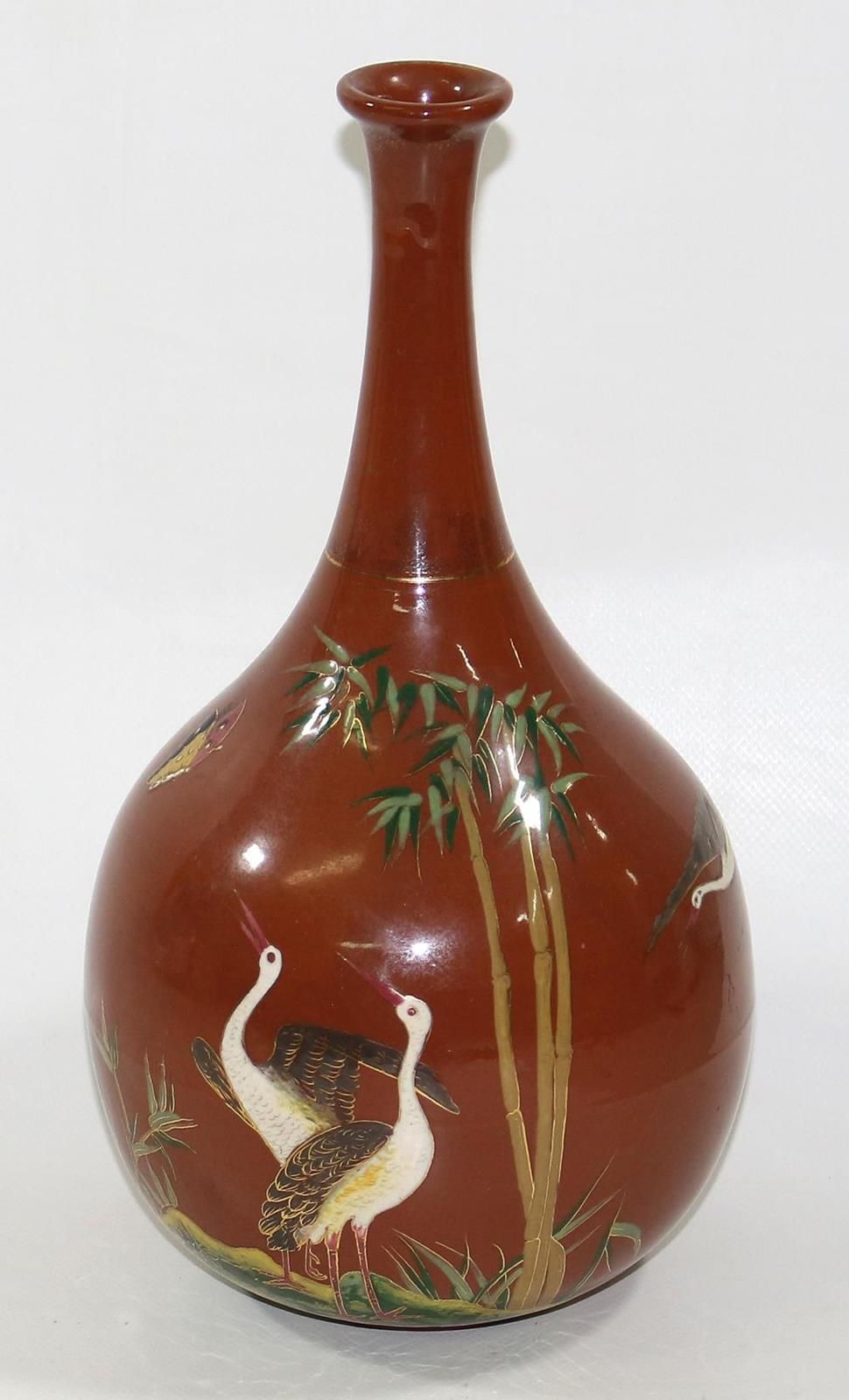 中式风格的瓷器花瓶。腹式花瓶，末端呈喇叭状。釉面粘土碎片上有仙鹤 