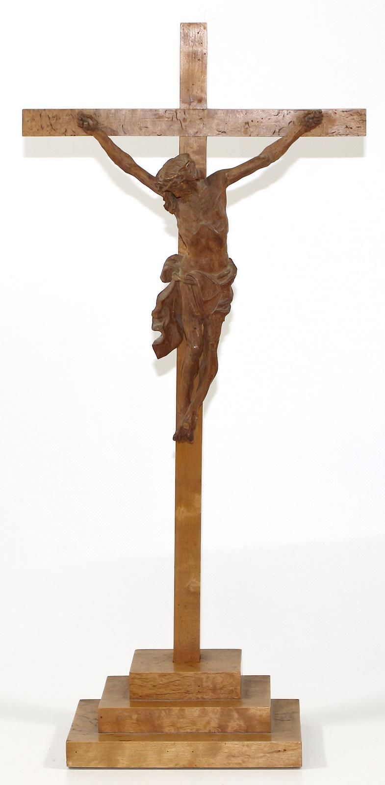 Cruz de pedestal tallada en madera preciosa. Cruz estaca…