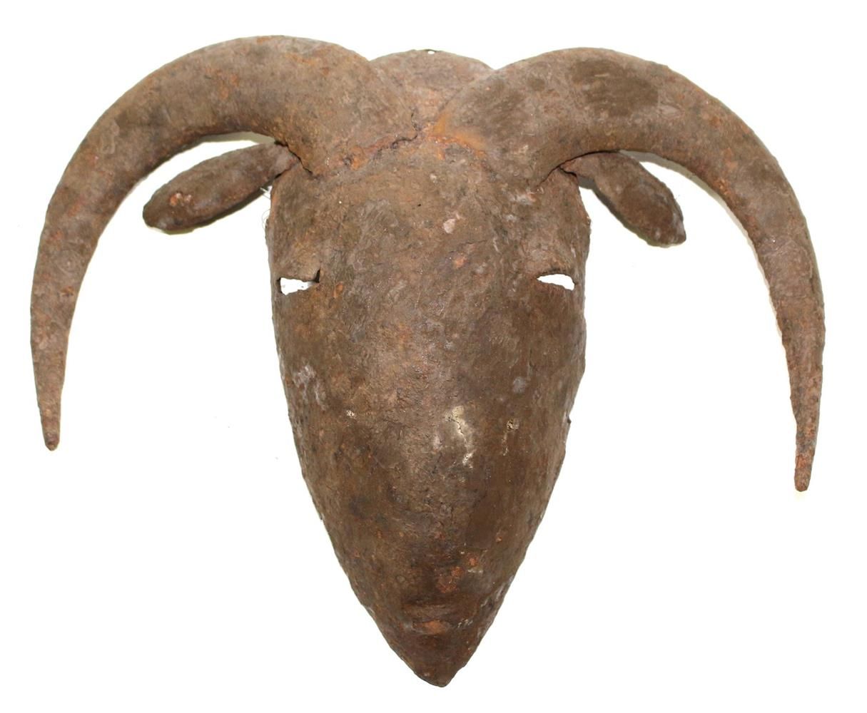 Bambara Mali. 铁面具，公羊面具。班巴拉人的古代面具。卵形面具，有狭长的眼睛和弯曲的角。有岁月的痕迹，腐蚀。27,5厘米。Prov. Coll. W&hellip;