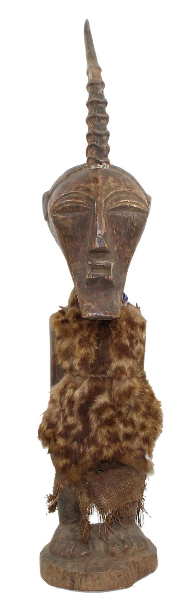 Songye Kongo. 崇拜人物。羚羊角、毛皮和织物装饰的男性权力人物。玻璃珠项链。美丽的真实作品。高：62厘米。 D