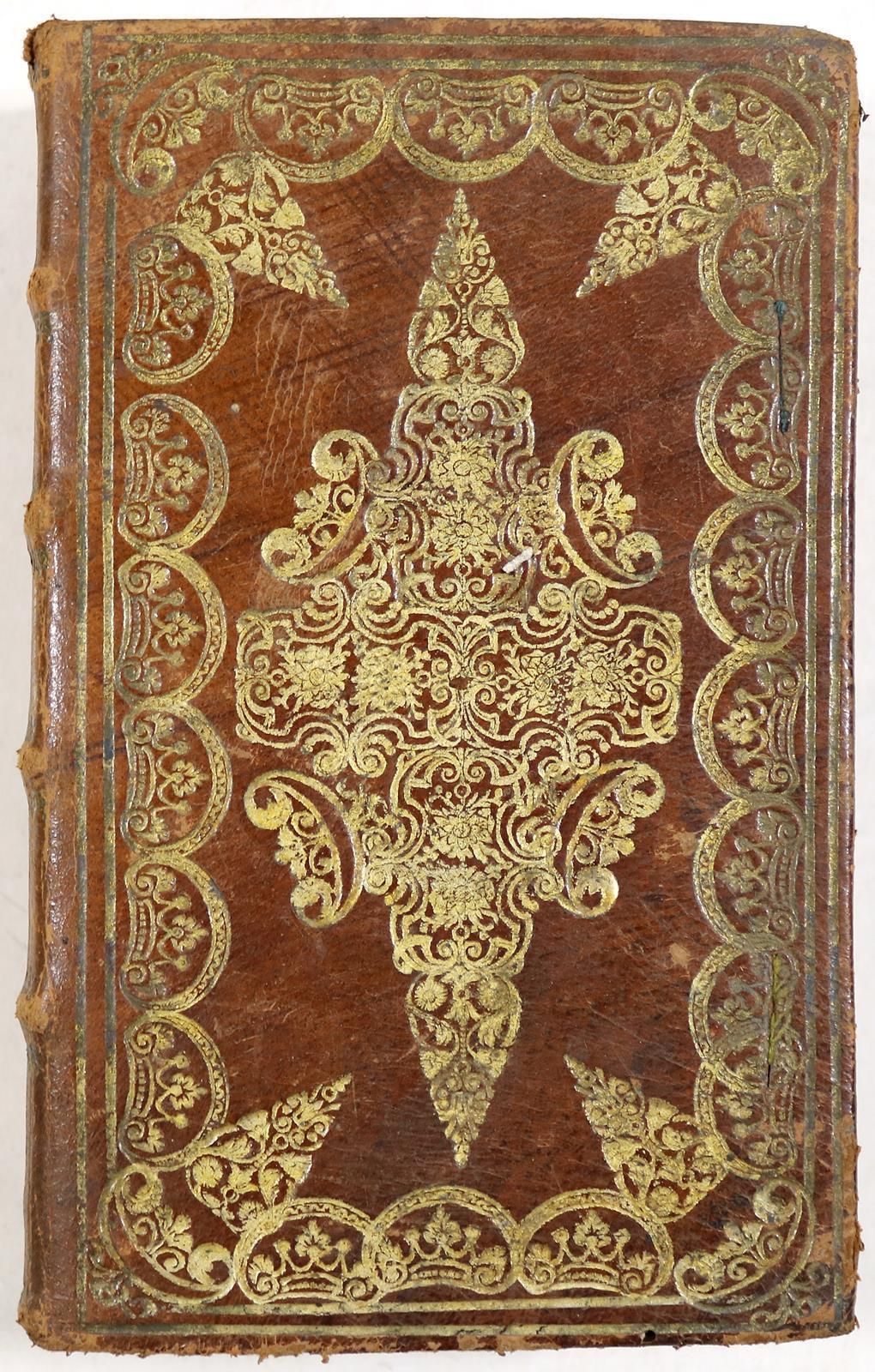 Brauner Ledereinband Milieu du XVIIIe siècle, richement doré et avec des tranche&hellip;