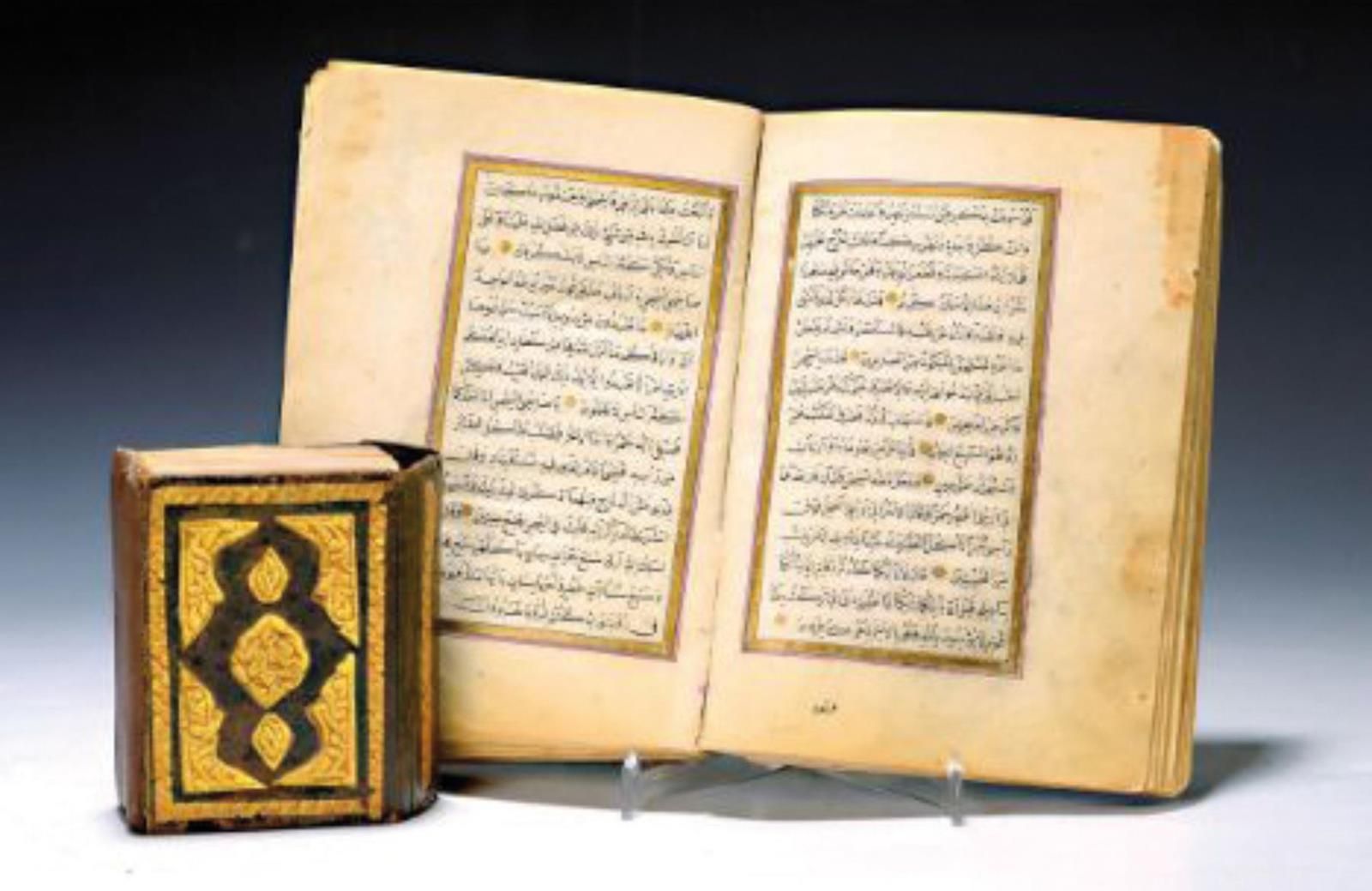Koran. 两份阿拉伯语手稿，《古兰经》，19 世纪，可能在伊朗，纸面黑色墨水，宽金色条纹，用金色圆点分隔字体，字体区域有规则的花卉装饰插图，部分有手写批注，&hellip;