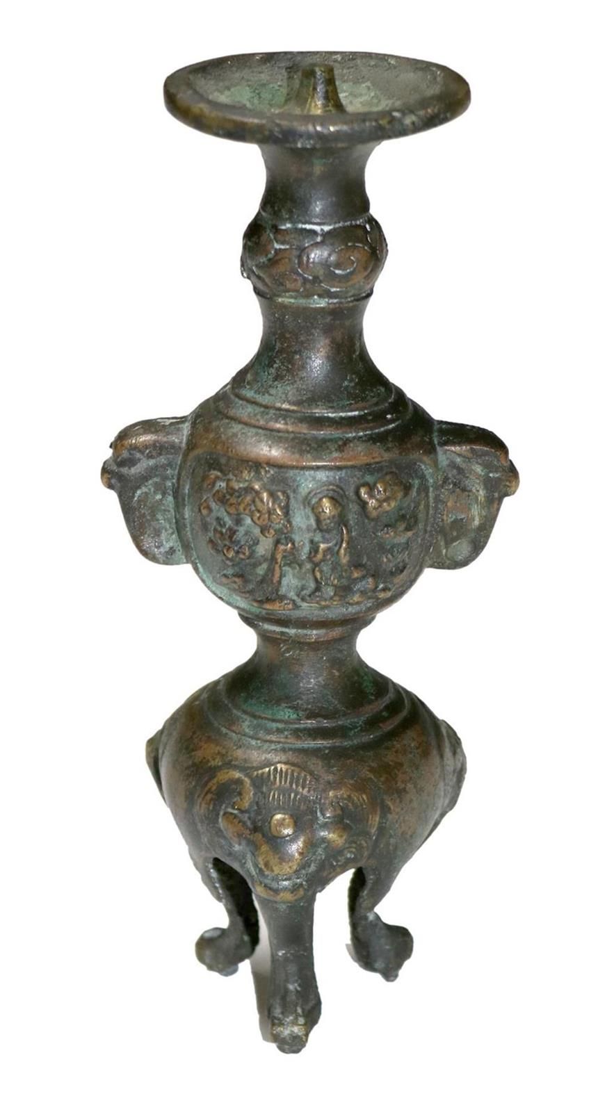 Ritualgefäß, 可能是中国 17/18世纪 古代，可能是三脚架上的祭坛烛台。两侧有动物形烛台，上方有把手。正面有 2 个花圃中的佛像图案。青铜，20 &hellip;