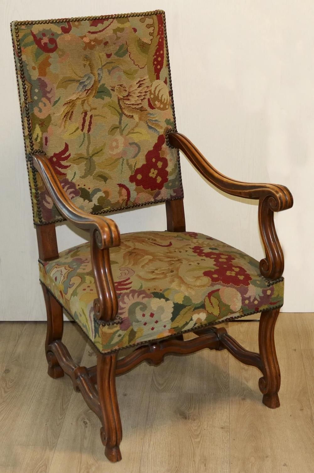 Paar Sessel 19.Jh. 1 fauteuil recouvert de tissu beige. Sculpté avec décor de fe&hellip;
