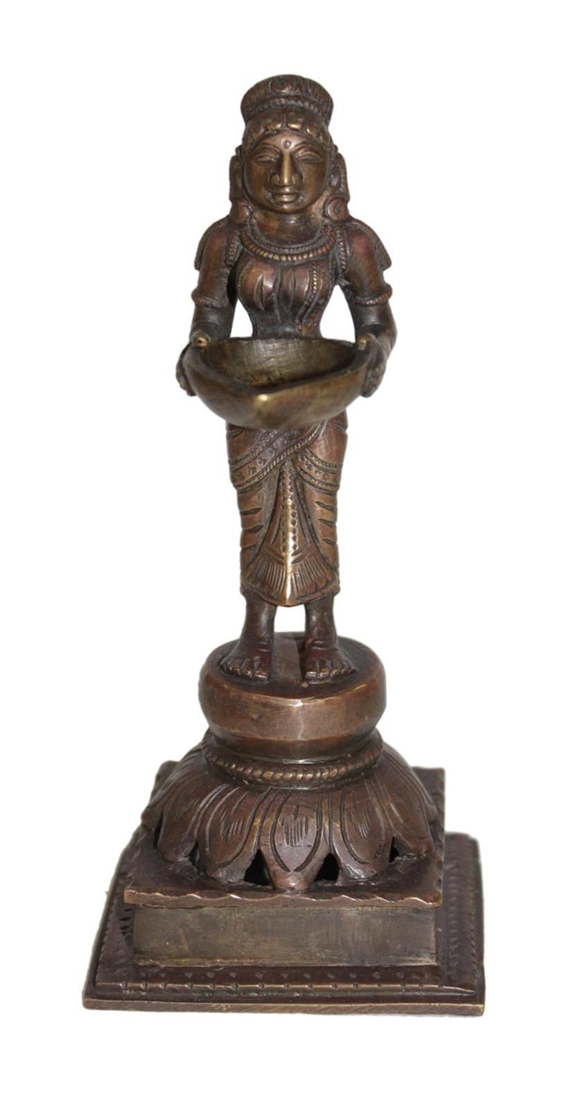 Indien figürliche Öllampe Figure en bronze sur un socle carré à gradins. Déesse &hellip;