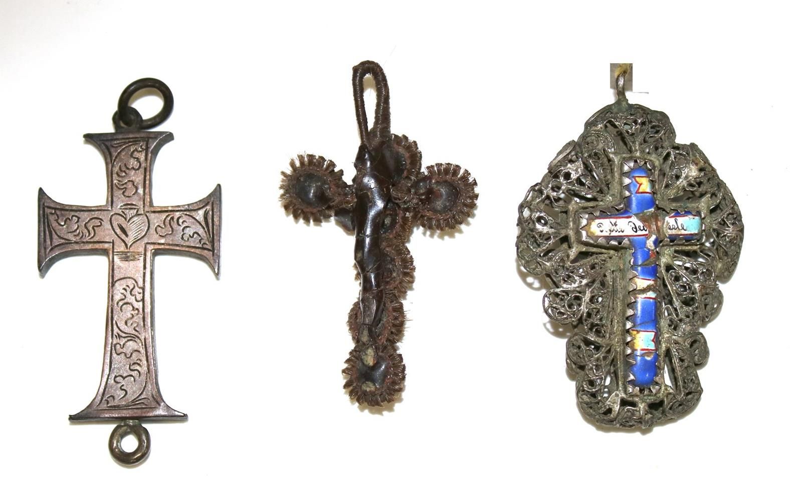 Kruzifixe, Reliquienkreuz. 3 个十字架，约 1820 - 1860 年。 带蓝色玻璃珠的 Biedermeier 发式十字架。银质十&hellip;