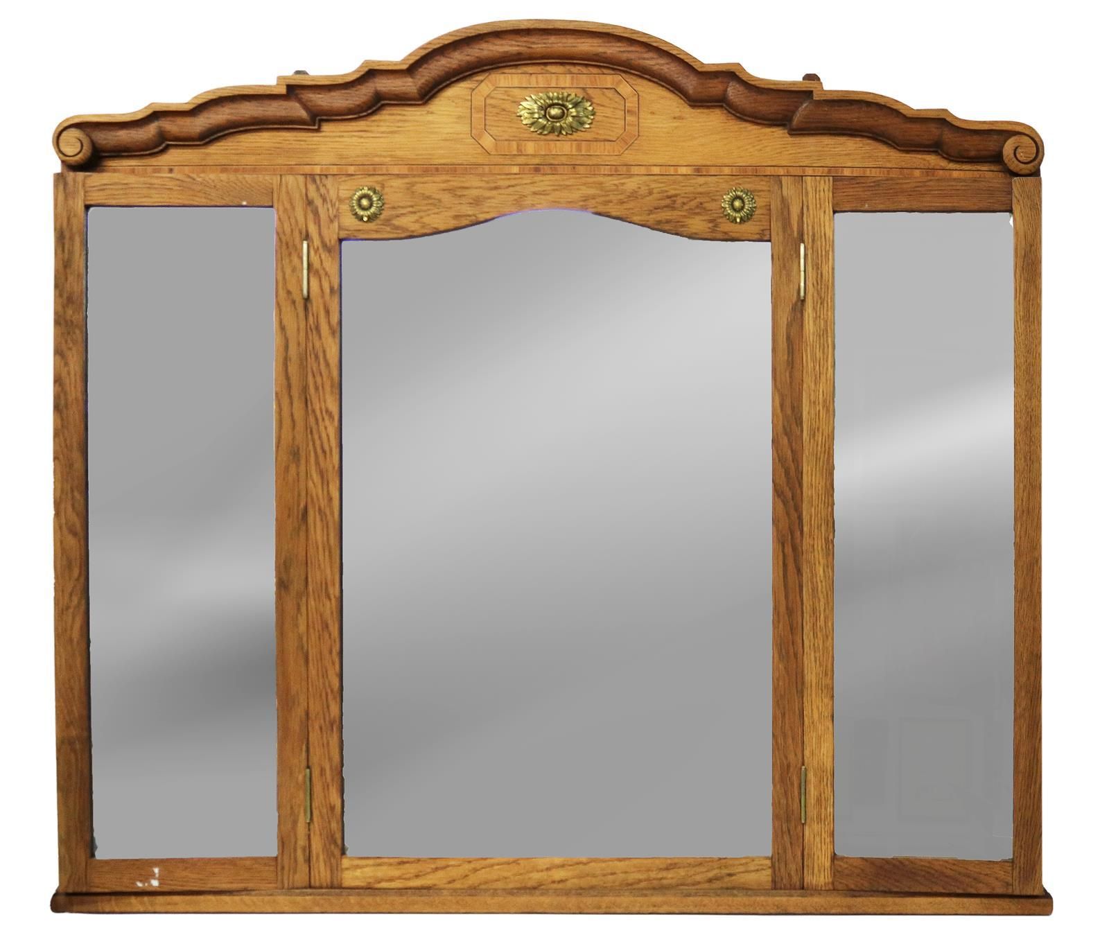 Spiegel 由三部分组成，框架为实木。外翼可伸缩。圆形顶部由多块实木制成，装饰有木质镶嵌物、3 朵黄铜花以及左右两侧的涡形顶饰。镜框尺寸：90 x 106 &hellip;