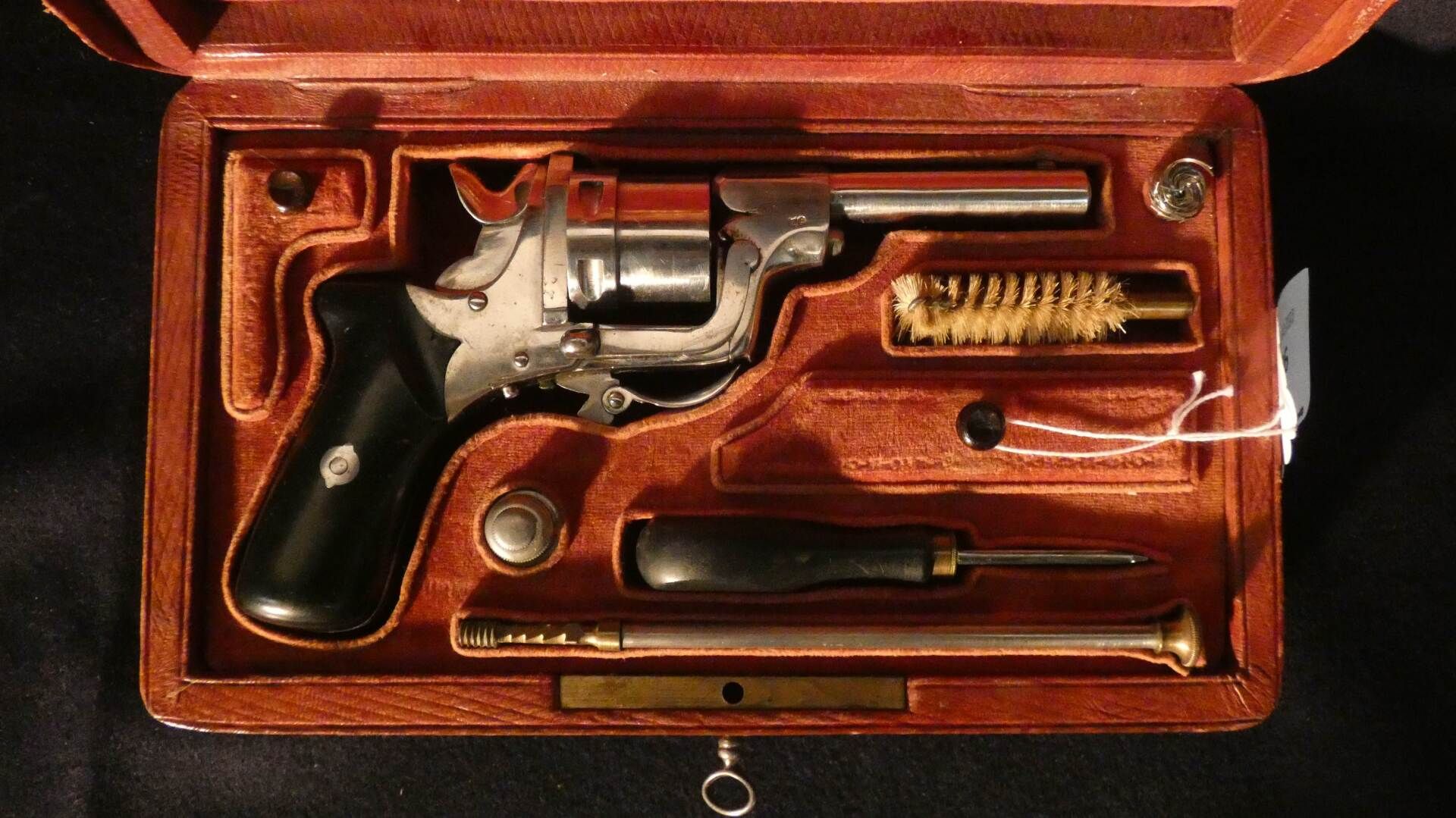 Null 盒子是 "GALAND "房子的必需品，里面有一把 "GALAND "左轮手枪，6发，口径7毫米中央打击乐器。列日制造。抛光和上釉的套装，表面有一些轻&hellip;