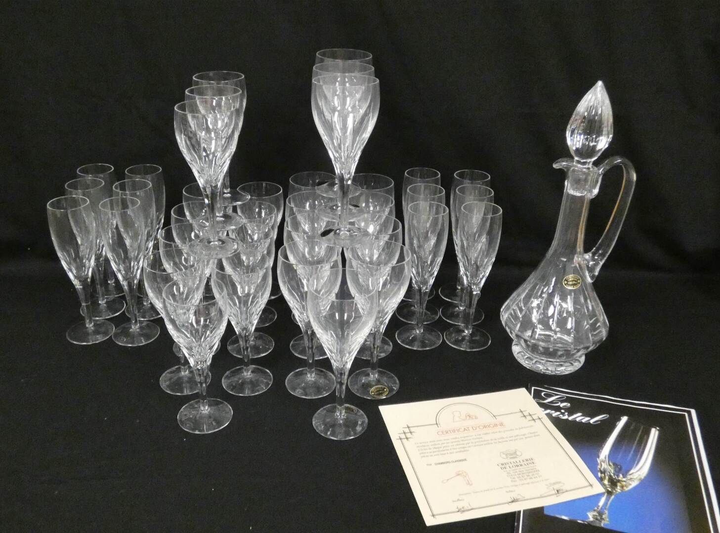 Null 洛林的水晶店。型号为 "Chambord "或 "Oiseau de Paradis "的水晶杯套装，包括一个酒杯-12个长笛-12个水杯-12个酒杯&hellip;