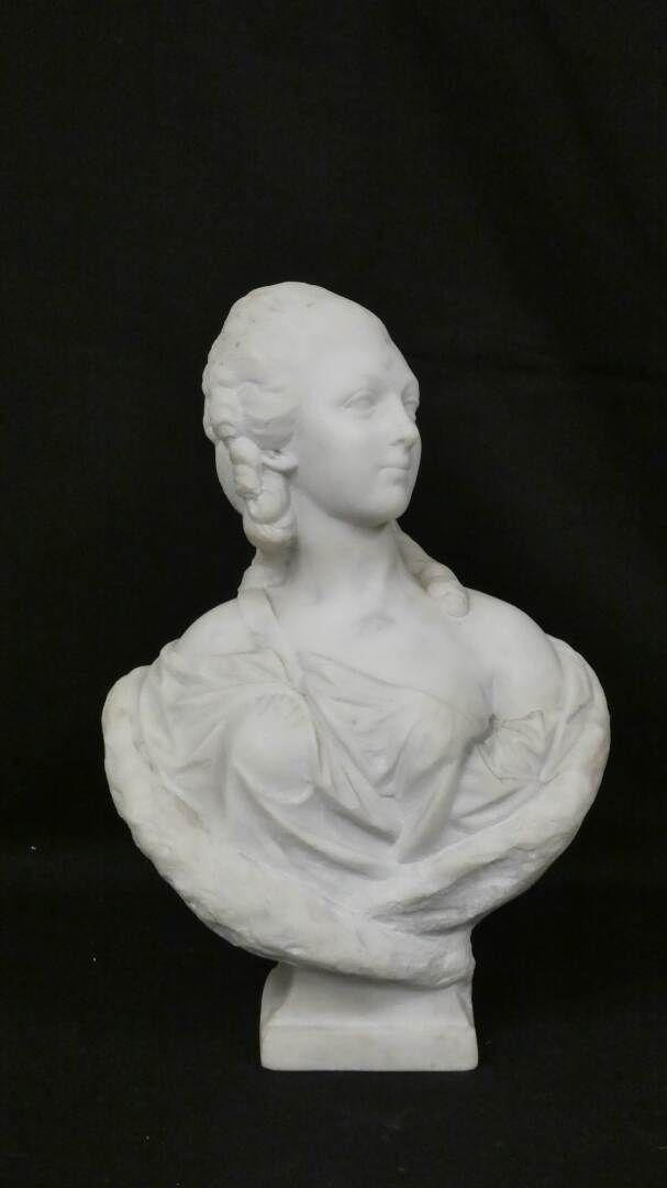Null 19世纪末，法国学校在奥古斯丁-帕茹(1730-1809)之后的作品 《巴里伯爵夫人》 白色大理石半身像 左肩下有难以辨认的签名痕迹 高36.5厘米 &hellip;