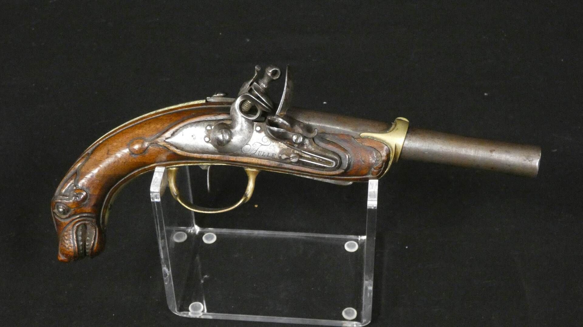 Null 一把海军军官的燧发枪，被称为 "Chien de mer"。圆形枪管左侧标有 "DOMERRI"，口径13毫米，圆形枪身锁标有 "TULLE"。黄铜配&hellip;