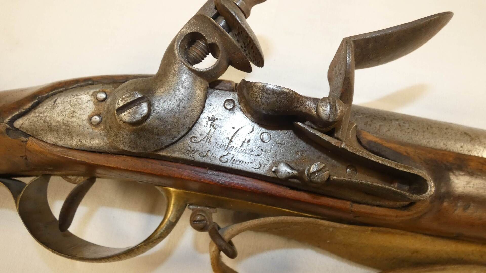 Null 罕见的1763/66型燧发枪（第二次制造）。 圆形枪管上标有 "76 "字样，顶部有18毫米口径的刺刀片。平头锁上刻有 "圣艾蒂安制造"，在Lys下面&hellip;