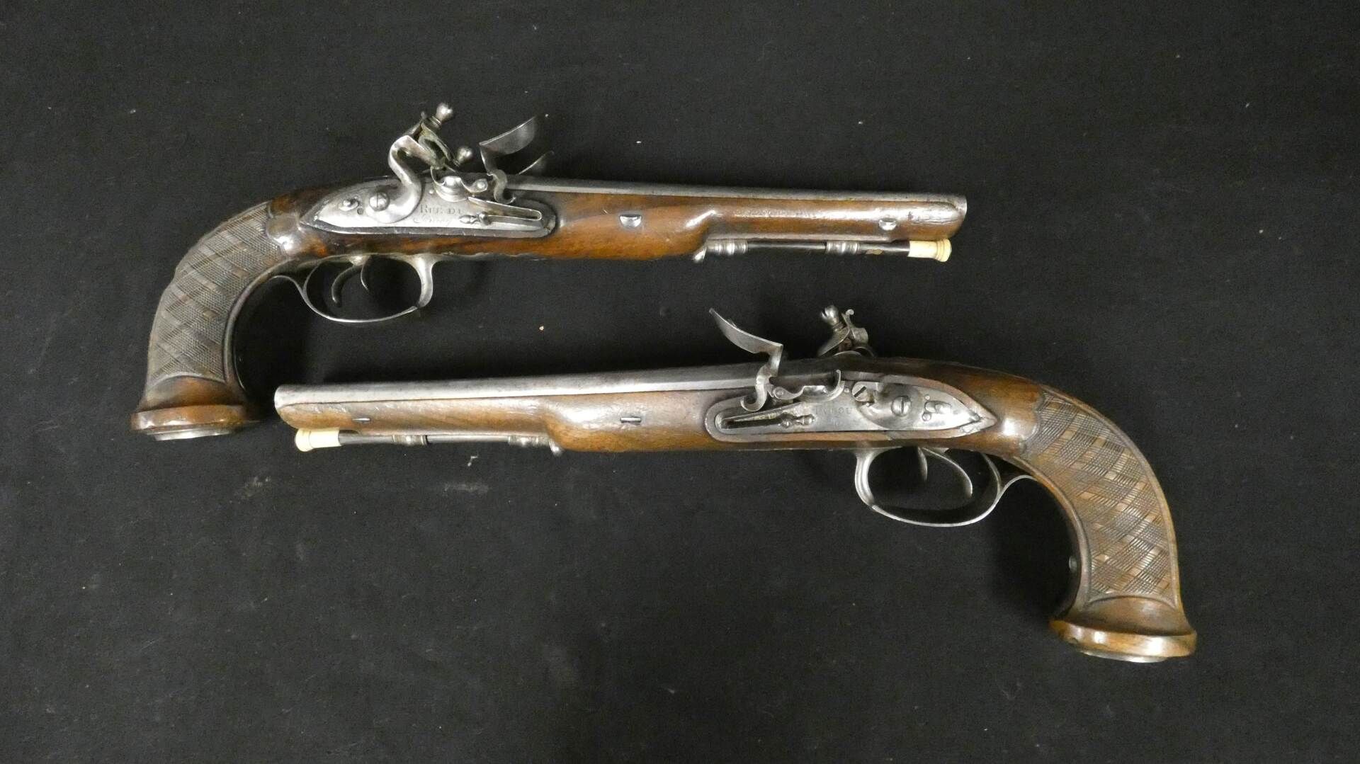 Null Paire de pistolets à silex à deux canons, signés "FATOU", de vénerie ou d'O&hellip;