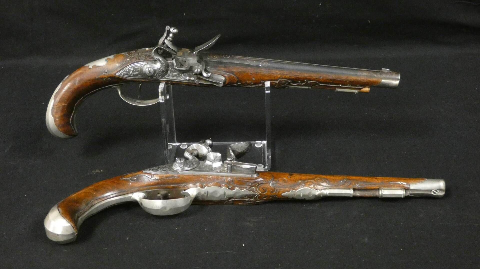 Null 一对签名为 "JOH JAC KUCHENREUTER "的燧发枪狩猎手枪。25厘米的圆形枪管，镀金，烧制，12毫米口径的护火板和带活动叶子的双引信。&hellip;