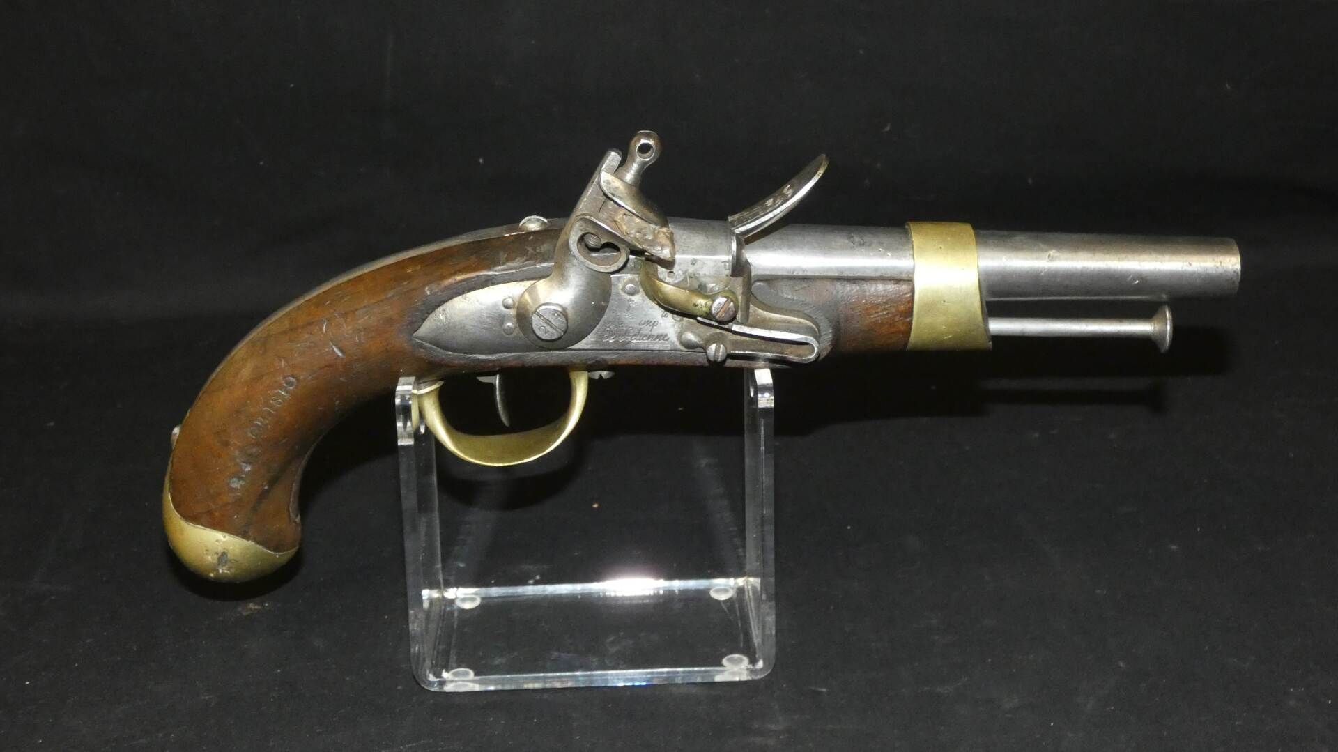 Null 手枪模型AN XIII。第一帝国。20厘米的圆形枪管，规格为17毫米，两侧有雷霆，然后是圆形，日期为1810年，标记为 "B C.1810 "和 "E&hellip;
